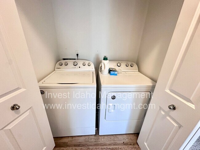 Building Photo - Stylish Townhome with Room to Relax & Ente...