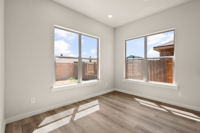 Building Photo - 4 Bedroom Rental Available July 7th in Lub...
