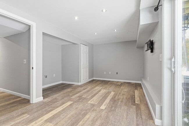 Building Photo - 6 Mulberry Ln