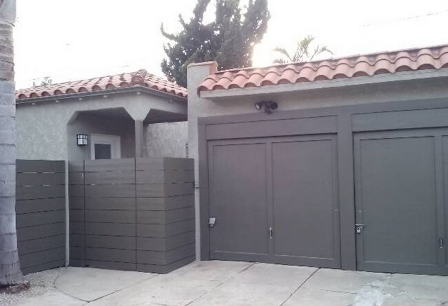 Building Photo - This charming, updated 2-bedroom, 2-bathroom home in a great Culver City location is now available!