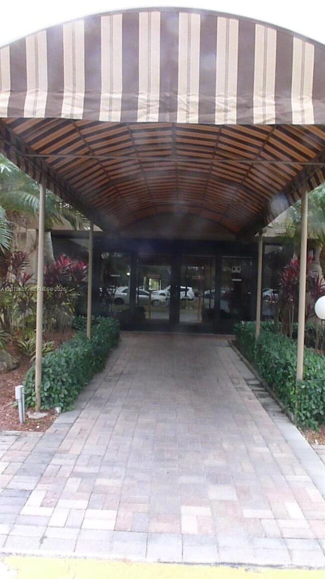 Building Photo - 240 Lakeview Dr