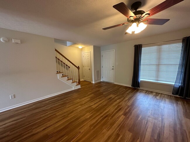 Building Photo - 3-bedroom, 3.5-bathroom nestled in Wyndhurst VA.