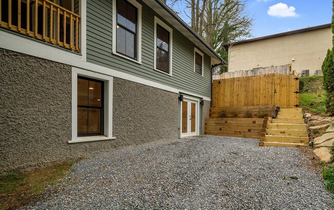 Building Photo - Stunning Home for Rent Minutes from Biltmo...