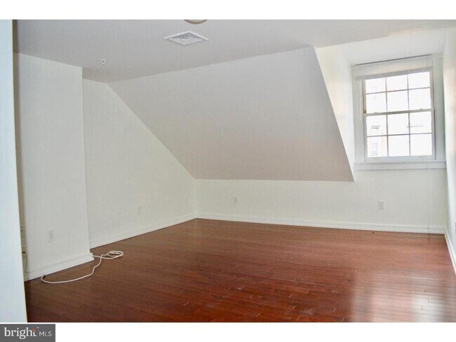 Building Photo - 1300 Spruce St