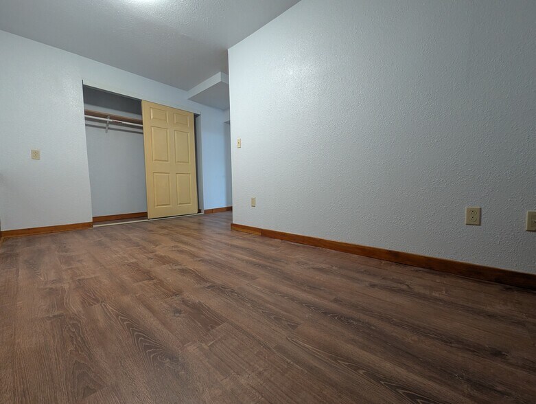 Building Photo - 5819 Bayview Ave