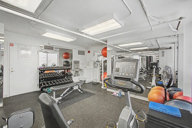 Building Photo - 1660 N La Salle Dr