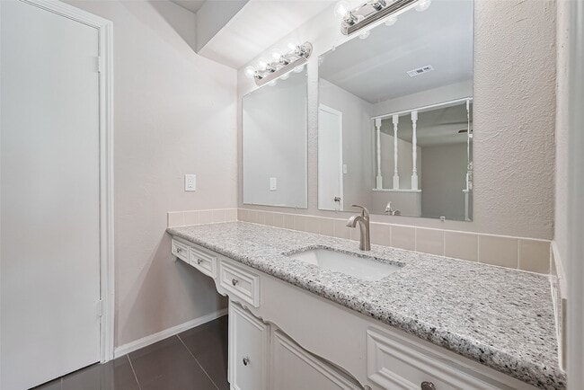 Building Photo - 10815 Creektree Dr