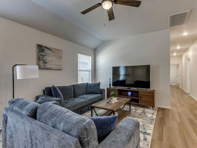 Building Photo - Cozy 3-Bed Retreat in Yukon - Fully Furnished & All Utilities Included