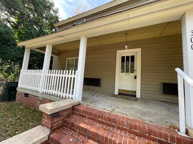 Building Photo - 300 Sortwell St