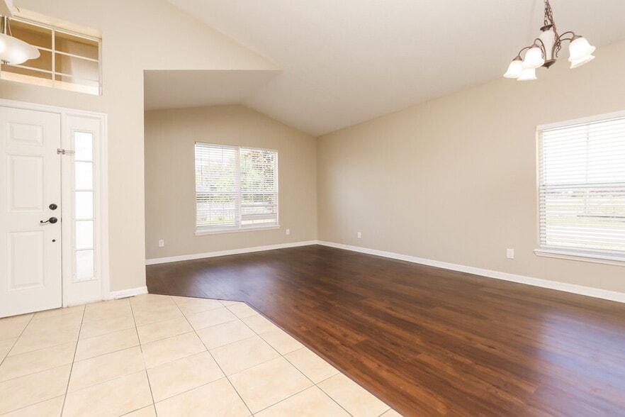 Building Photo - 2101 Woodsedge Dr