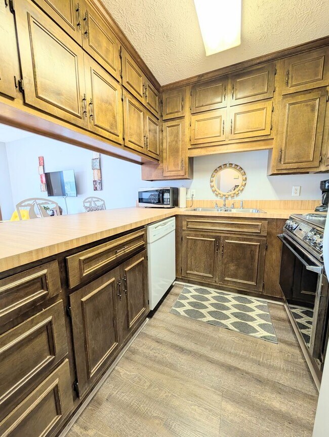 Building Photo - Long Term Rental, Walking Distance to Myrtle Beach!