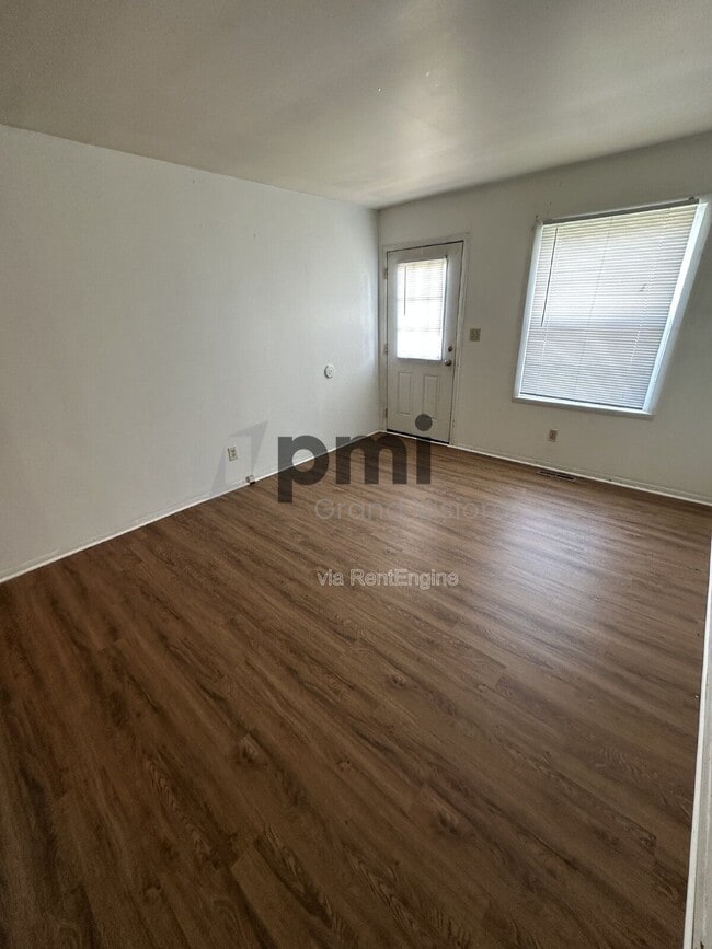 Building Photo - 1612 University Dr