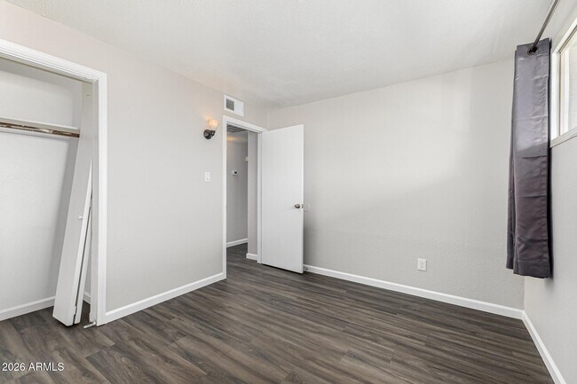 Building Photo - 803 N Park Ave