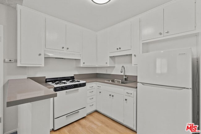 Building Photo - 15286 Sutton St