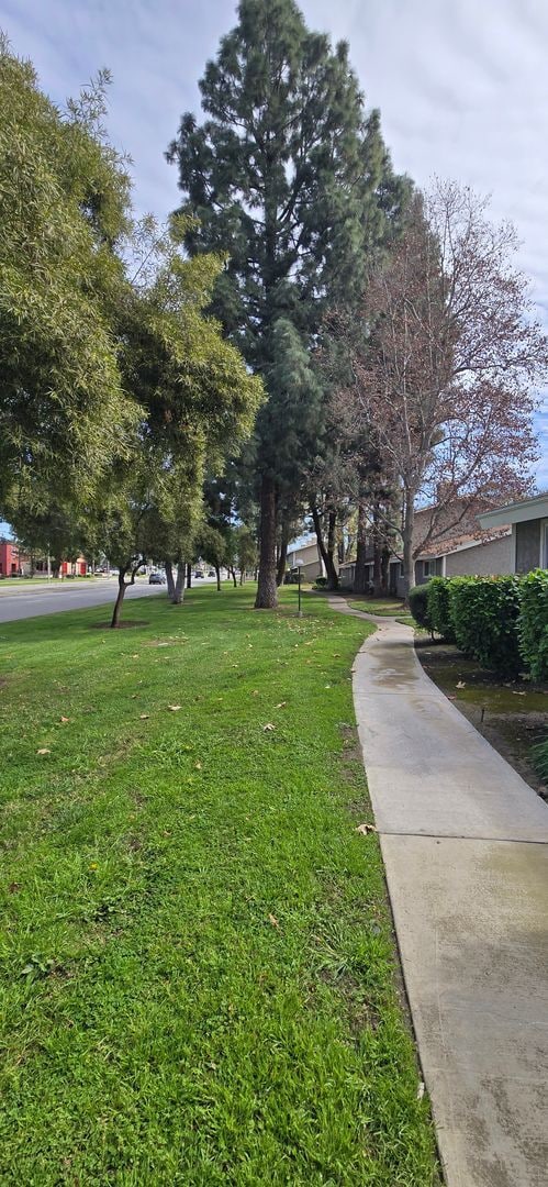 Building Photo - Beautifully Maintained & Convenient Townhome