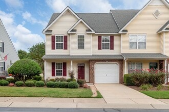Building Photo - Meticulously Maintained End-Unit Townhome ...