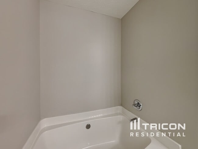 Building Photo - 347 Royal Oaks Dr