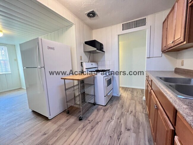 Building Photo - Quaint Two Bedroom