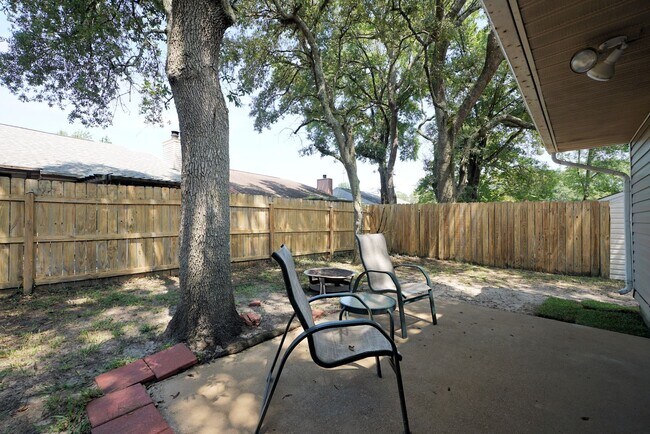 Building Photo - 104 Cedar Ridge Way