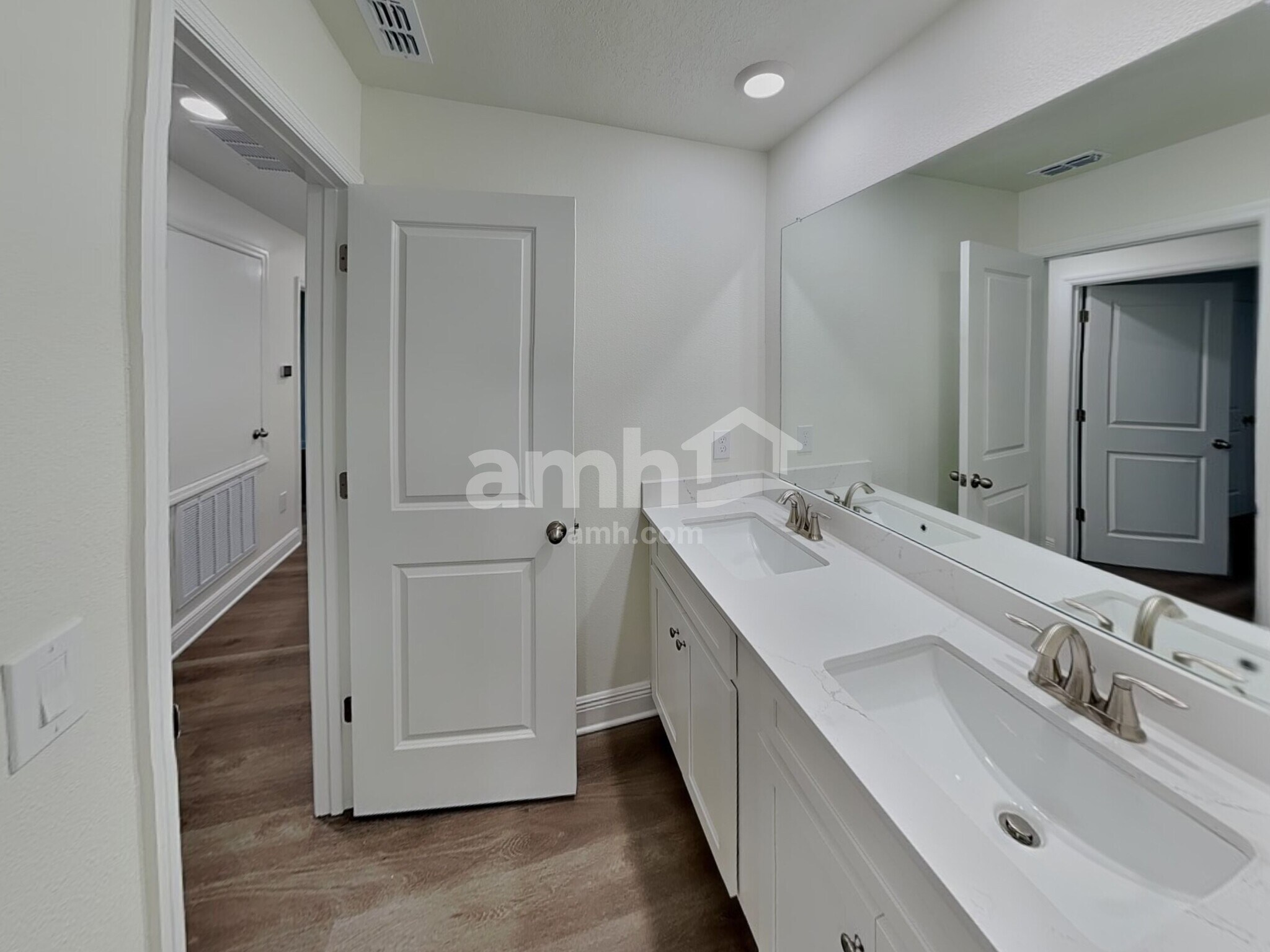 Building Photo - 5974 Pinewood Ests Dr