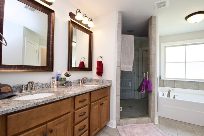 Building Photo - Immaculate 3BR/2BA Home in The Estates – P...