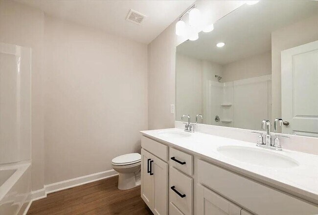 Building Photo - 121 Priestwood Ln