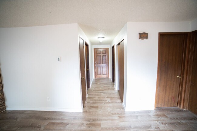 Building Photo - IKEMB02