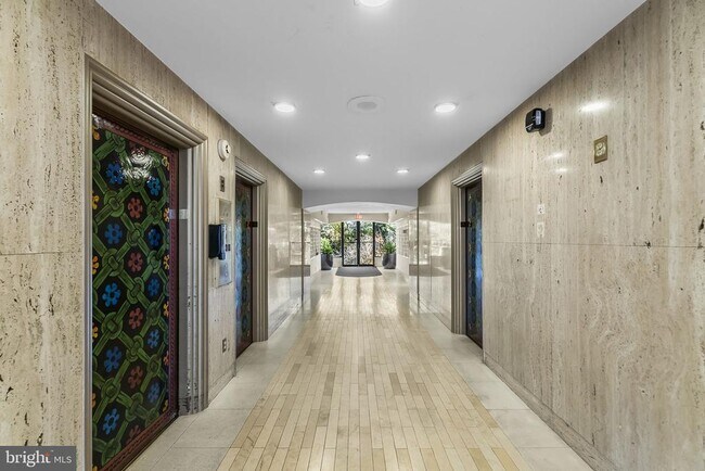 Building Photo - 301 N Beauregard St