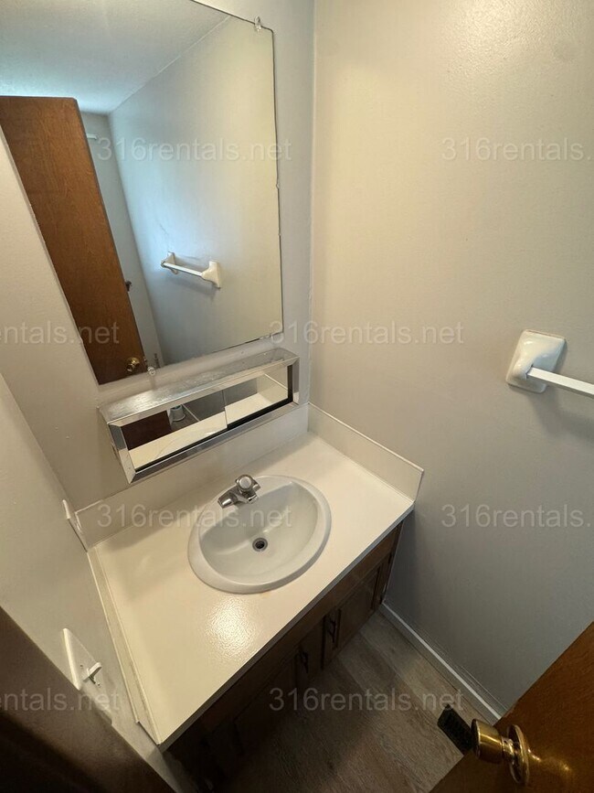Building Photo - $850- 2 bed 1 bath - Townhomes