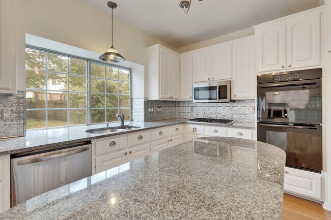 Building Photo - Charming Home in the Coveted River Place C...