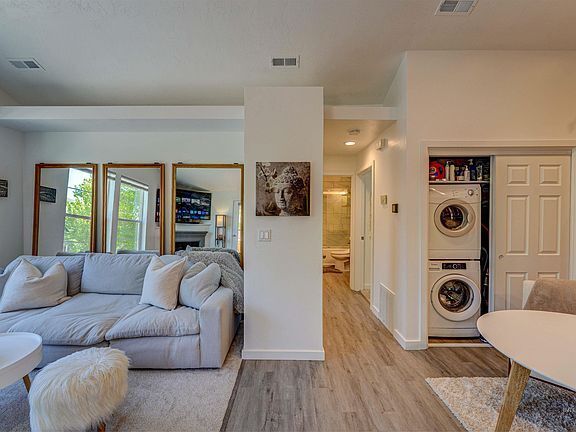 Building Photo - This modern Copper Ranch condo was fabulou...