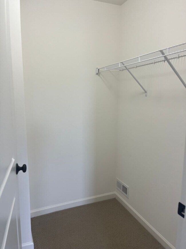 Building Photo - Stunning 3 Bedroom 2.5 Bathroom