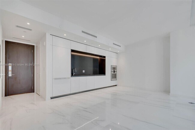 Building Photo - 300 Biscayne Blvd Way