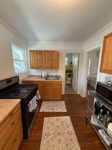 Kitchen full view - 246 21st Ave N