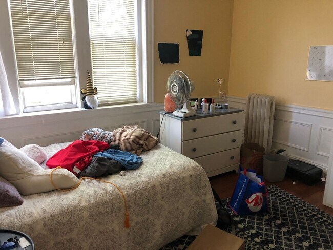 Building Photo - 4 BED RIGHT ACROSS FROM BOSTON UNIVERSITY!!   AVAIL 9/1 ~ HT/HW INCLUDED