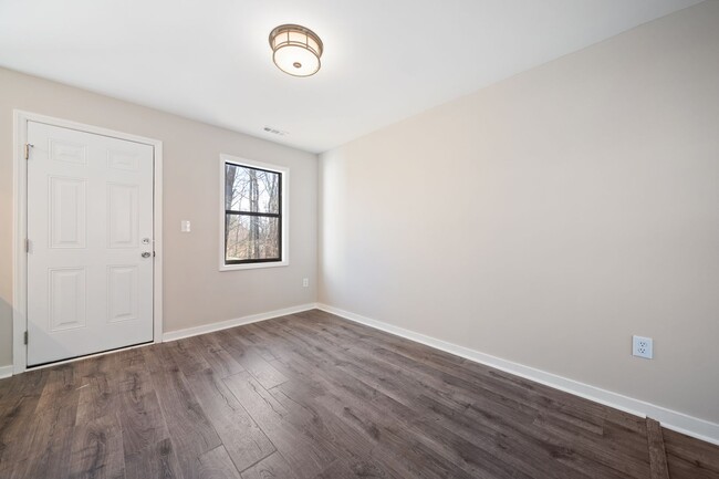 Building Photo - Complete Remodeled 2 Bedroom Townhouse w/ ...