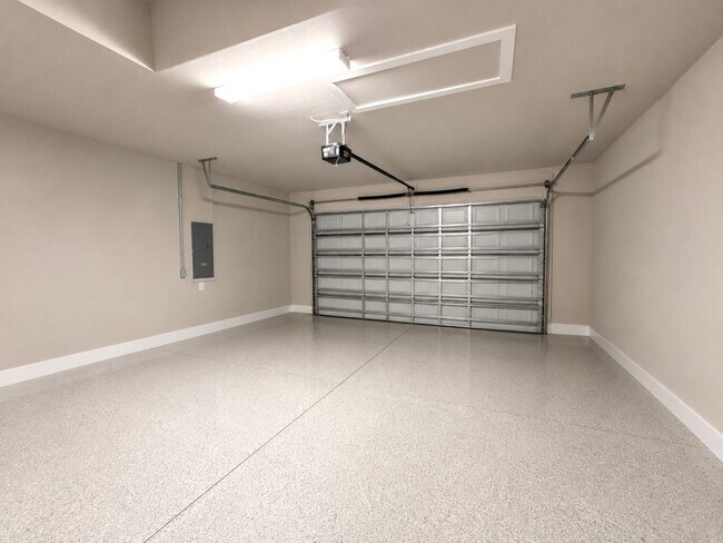 Building Photo - Move In Special! Pool Home with Canal View