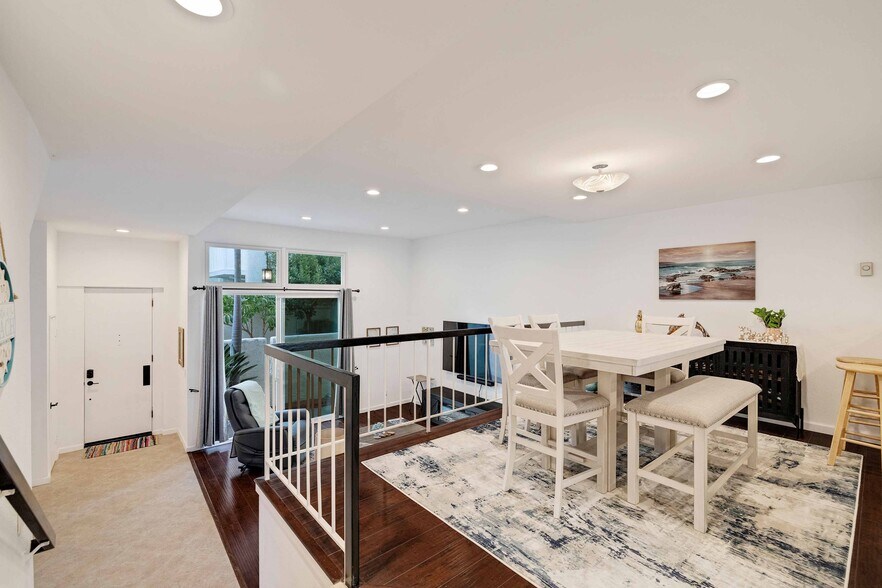 Building Photo - 255 Valley Dr