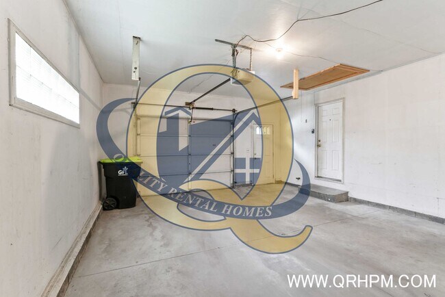 Building Photo - Available Now! - 3 Bedroom, 1 Bathroom in ...