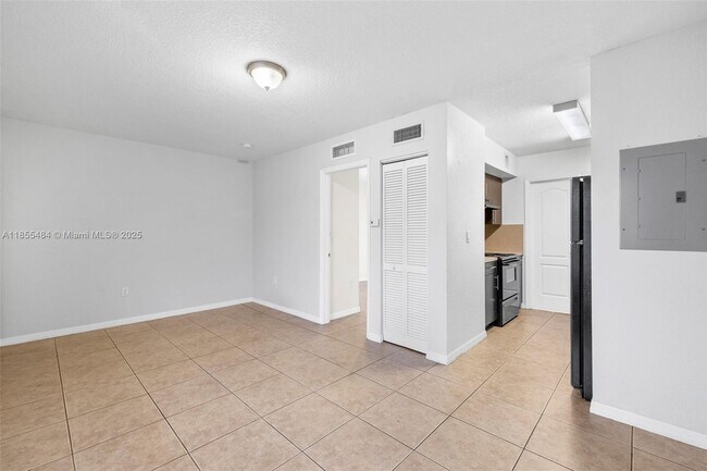 Building Photo - 13 S Royal Poinciana Blvd