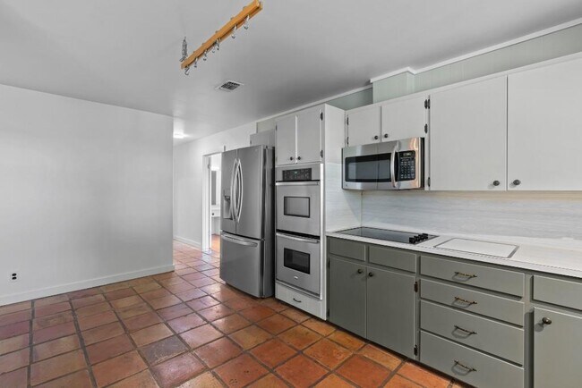 Building Photo - 103 Comet