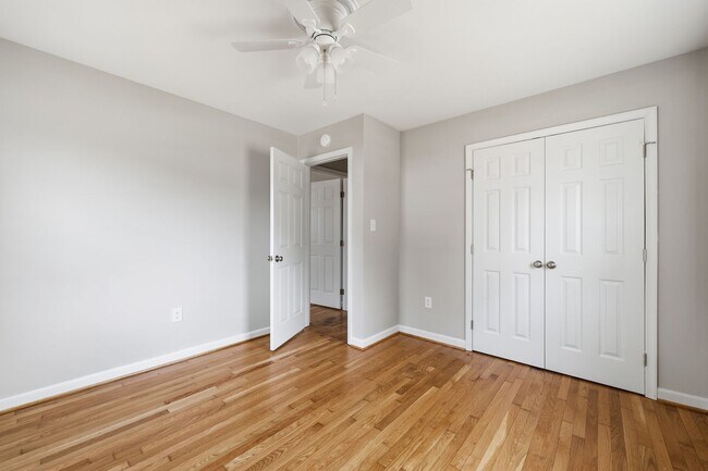 Building Photo - Colonial Heights