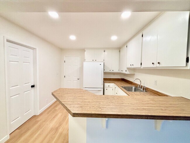 Building Photo - Silver Strand Beach | 4 Bed | 2 Bath | Bea...