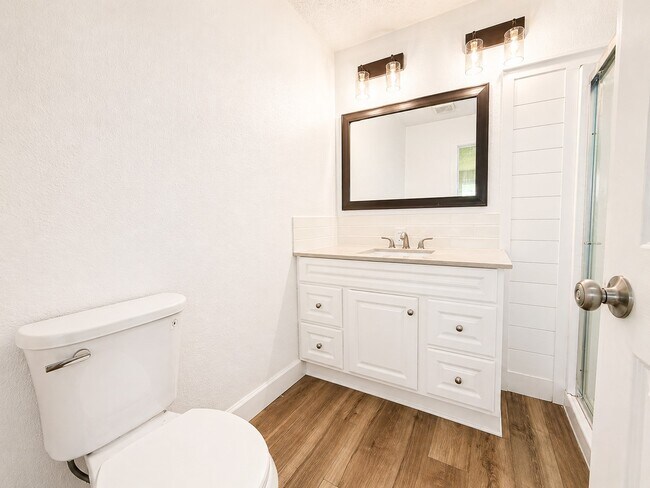 Building Photo - 7 Carol Ct