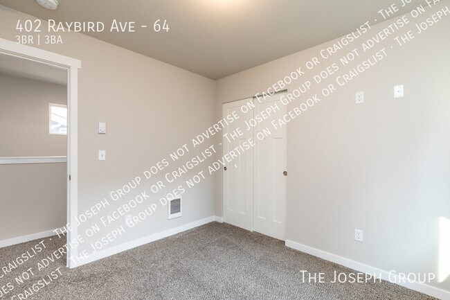 Building Photo - 402 Raybird Ave