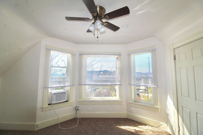 Building Photo - Sunny Side - 3 Bedroom Big House - Availab...