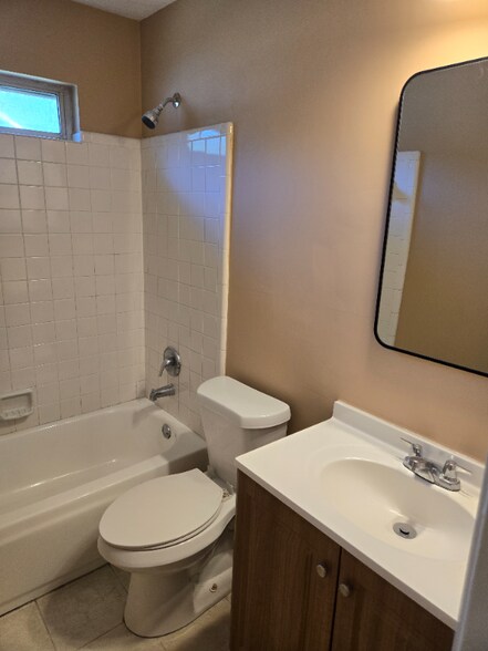 Building Photo - 6090 Emerald Pointe Cir