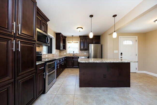 Building Photo - 5400 Farmbrook Dr