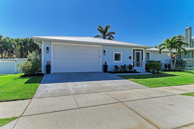 Building Photo - Furnished/Unfurnished ** Annual Rental ** Available 5/1/26 ** 4 Bed/2 Bath Single Family Home ** ...