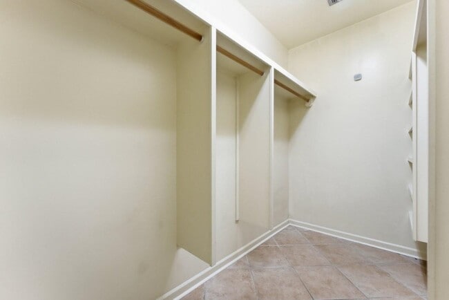 Building Photo - 620 Bienville St